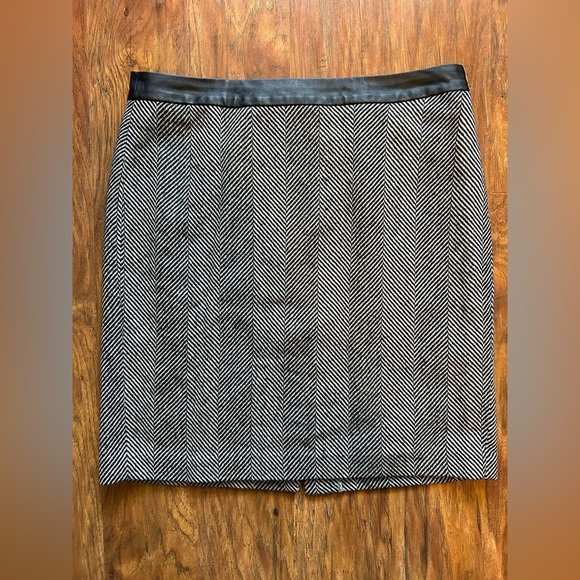 Banana Republic Dresses & Skirts - Pencil Skirt in Grey and Black Herringbone Print Prefect For Work